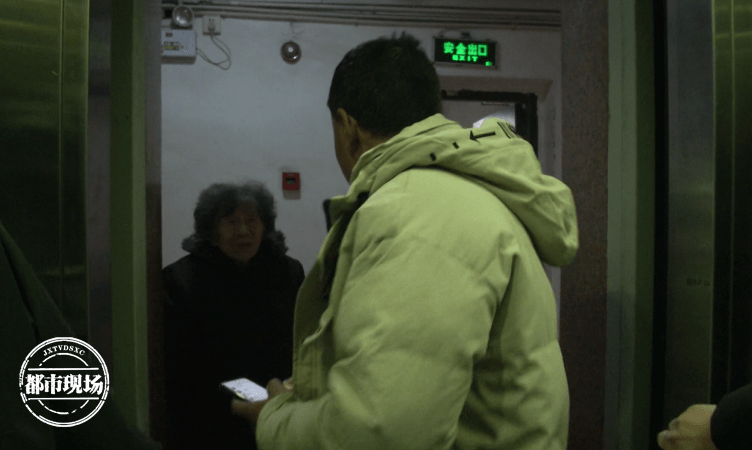 老人电梯滑倒求帮扶如果看到有人在电梯里滑倒并需要帮助，应该立即采取行动。以下是一些可能的步骤