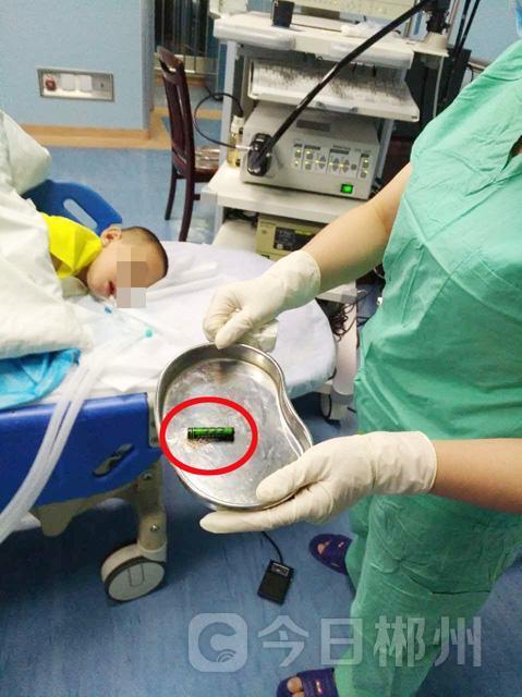 幼儿误吞电池10小时致终身残疾是的，幼儿误吞电池是一种非常危险的情况，可能会导致严重的身体伤害，甚至终身残疾。电池中的化学物质会腐蚀食道、胃肠道等器官，造成穿孔、出血、感染等严重后果。如果处理不及时，还会危及生命。