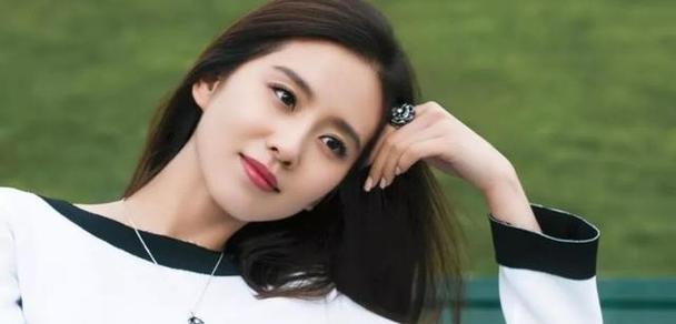救2人后车被火吞噬英勇救援背后的壮丽瞬间，救二人后车被火吞噬